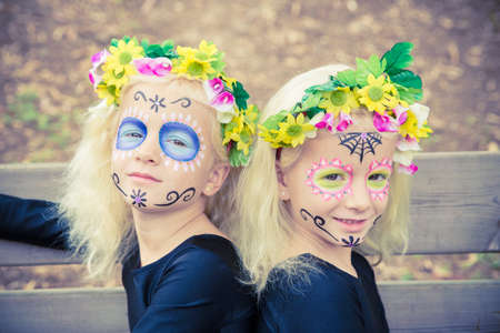 la calavera catrina Lindas niñas gemelas sonrientes con el maquillaje del cráneo del azúcar en